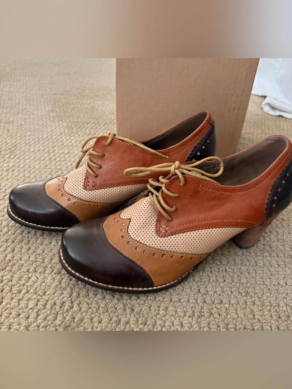 L’Artiste by Spring Step Bardot Oxford Lace Up Pump. Never Worn. Sz 38 (7.5-8)